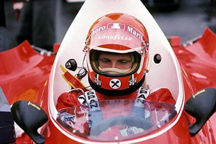 Formula 1’e adım atar atmaz o dönem büyük bir düşüş yaşanan Ferrari’yi ayağa kaldırdı. Pilotluk kariyerini, teknik ekiplerde yer aldığı eski günlerdeki tecrübeleriyle harmanlayan Lauda, işin mutfağından gelmenin avantajını şoförlük yetenekleriyle birleştirince ortaya çok özel bir pilot çıktı.