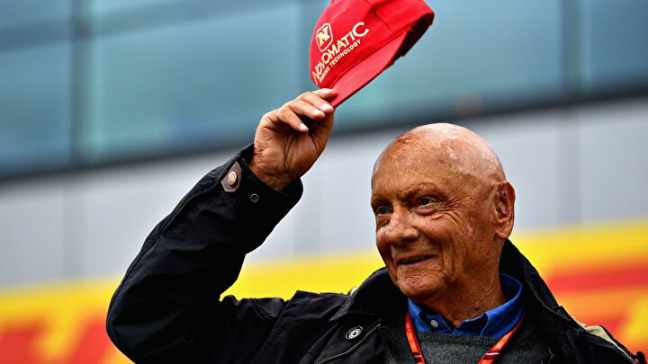 Böylece F1’in en başarılı iki markası Ferrari ve McLaren’le şampiyonluk yaşayan tek sürücü olarak tarihe geçti.