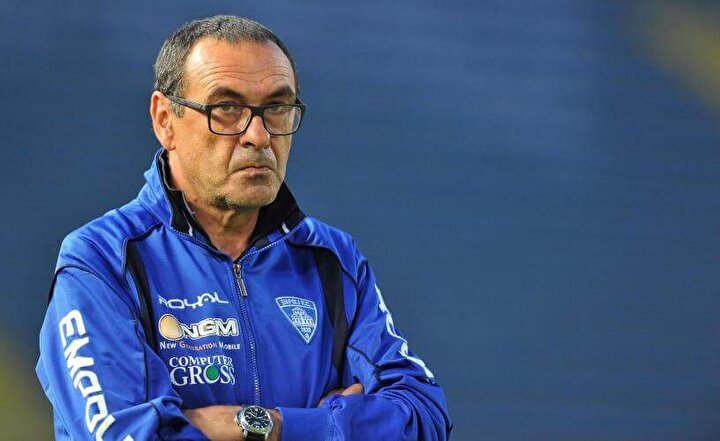 19 yaşına kadar İtalya'nın alt liglerinde vasat bir futbolculuk geçiren Sarri, ilk teknik direktörlük deneyimini ise 15 yaşında ilginç bir olay neticesinde yaşadı.