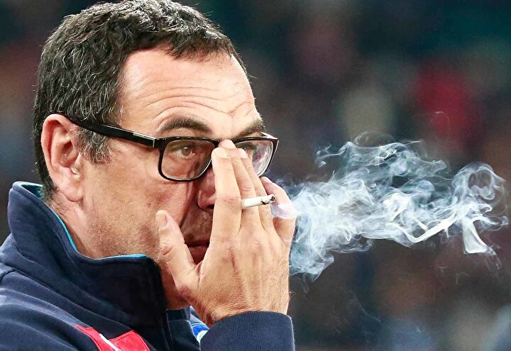 Teknik direktörlüğün tadını alan Sarri, vasat futbolculuk kariyerine bir süre daha devam etti ama aklı hep kulübede kaldı.