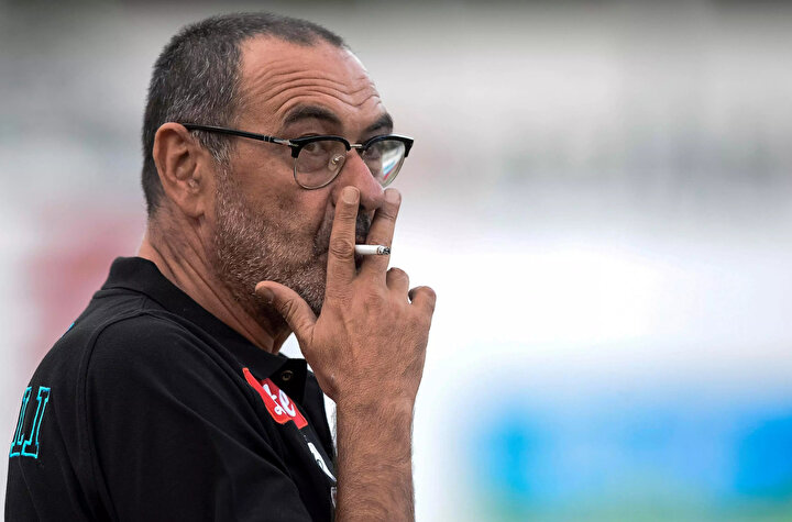 Serie D ekibi Figline'de oynadığı dönemde takımın teknik direktörü maça geç kalır. Hakem de kadroların seçilmemesi halinde maçın iptal olacağını söyler. Kriz anında inisiyatif alan Sarri, bir kadro çıkartır ve sahadan 2-1 galibiyetle ayrılır.