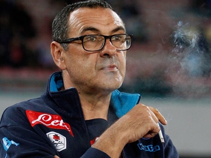Napoli'de 2016/17 sezonunda yılın teknik direktörü seçilen Sarri, çıktığı 148 maçta 2.16 puan ortalaması yakayalarak İtalya'yı salladı.