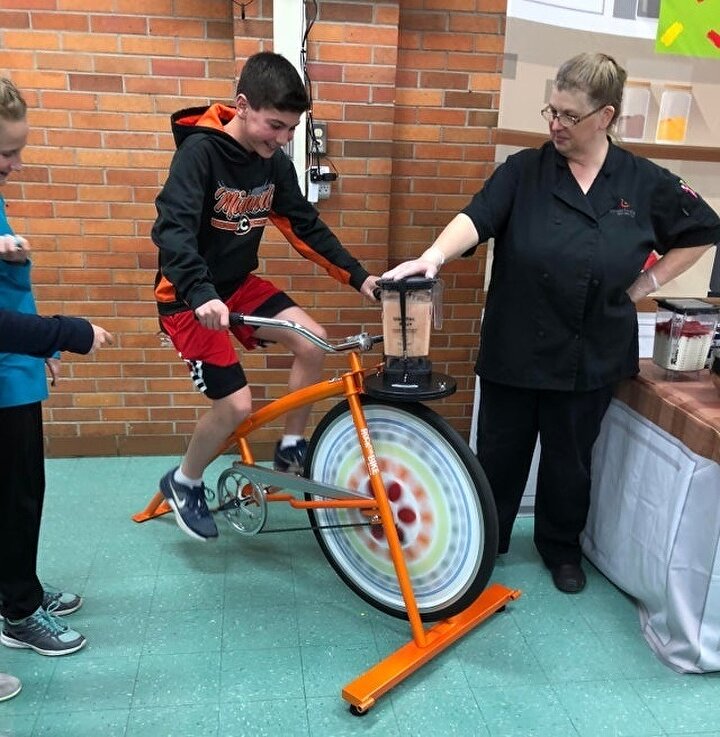Bu okulda öğrenciler, öğle yemeği için hazırlanan yiyeceklerini bisiklet çevirerek karıştırabiliyor 😅