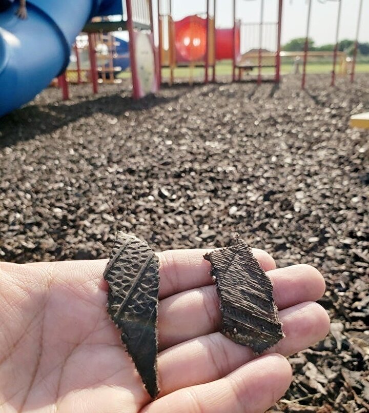 Bir çocuk parkının oyun alanı zemini haline getirilen lastik atıkları