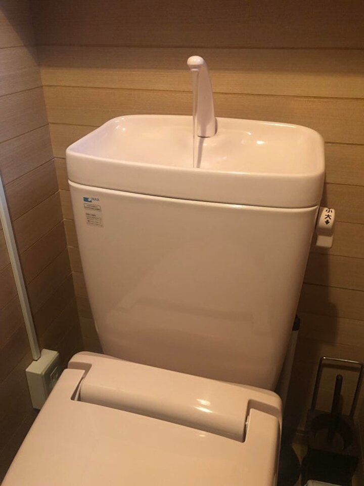 Bu tuvaletin üstündeki lavabo sayesinde ellerinizi durulayabilir ve suyu yeniden kullanabilirsiniz