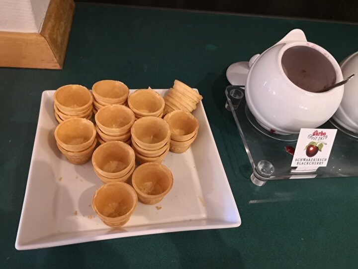 Plastik atıkları azaltmak için bardak yerine dondurma külahı kullanan bir kafe. Bu aynı zamanda daha fazla şey yememiz anlamına geliyor 😋