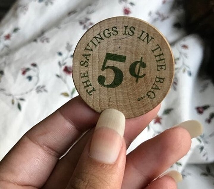 Bir bakkal kendi torbalarını getirenler için tekrar kullanılabilir el yapımı ahşap kuponlar veriyormuş 🛍️