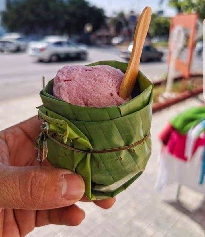 Bu dondurmanın kabı için muz yaprakları kullanılmış
