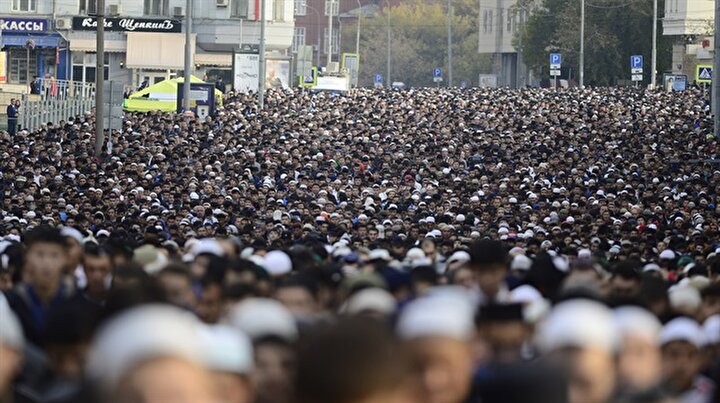 Camiye sığmayan Moskovalılar sokaklara taştı
