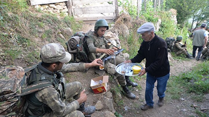 Vatandaştan askere çay ikramı