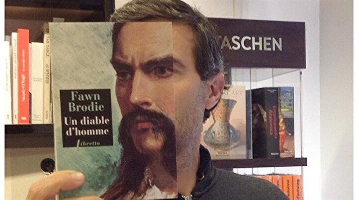 Kitap kapaklarıyla sosyal medya fenomeni oldu