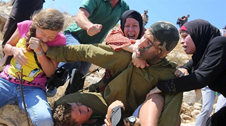 İsrail askerlerine yumruk atan küçük kız gözaltında