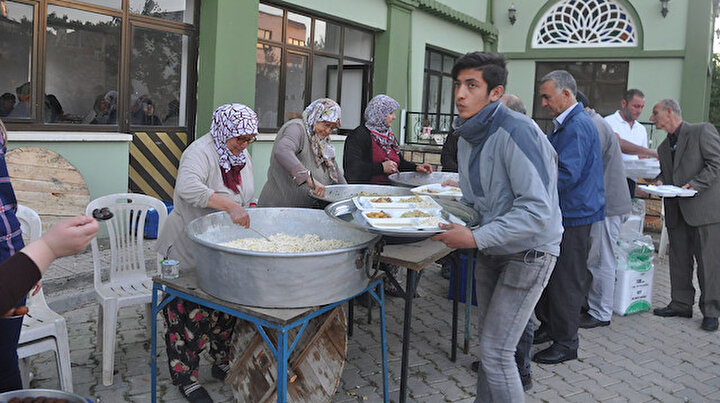 Asırlık Ramazan nöbeti: Her gün bir aile iftar veriyor
