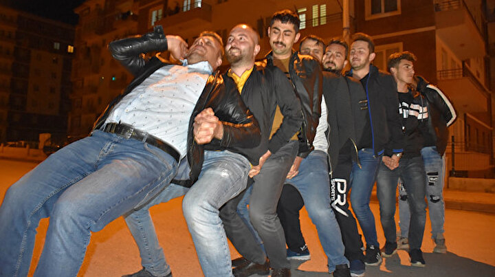 Ramazan davulcusu eşliğinde sahur halayı
