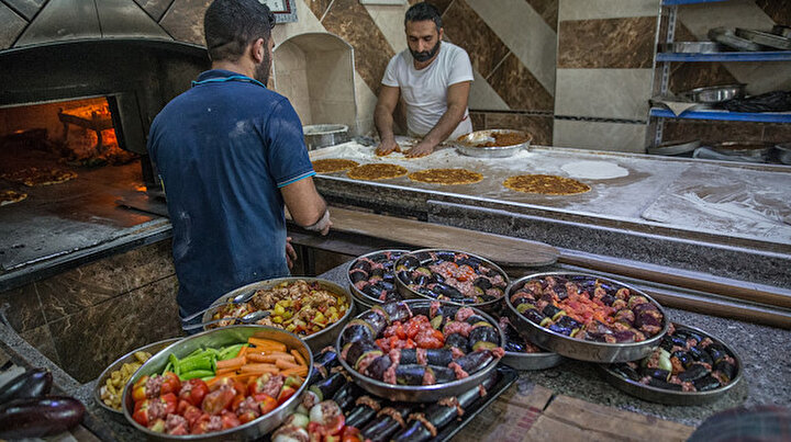 İftar yemekleri fırında pişiyor