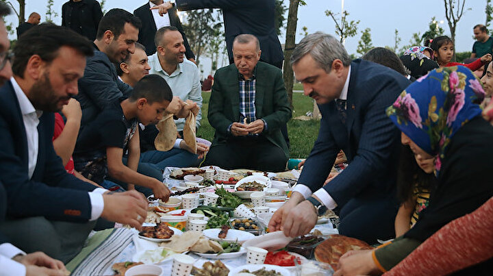 Cumhurbaşkanı Erdoğan vatandaşlarla iftar yaptı