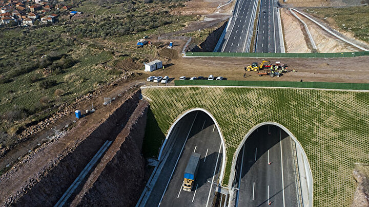 Altı otoyol üstü antik yol: Otoyolla kesişen 2 bin 600 yıllık yol çelik köprüyle korundu