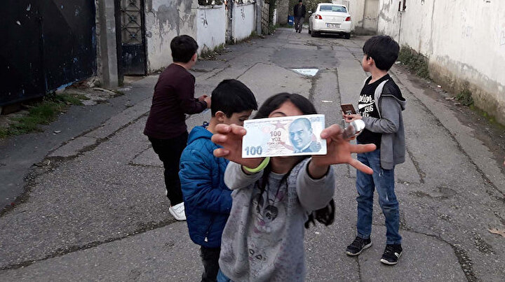 Bu kez Ataşehirde ortaya çıktı: 10 kişi sokaklara dağılarak evlere biner lira dağıttı