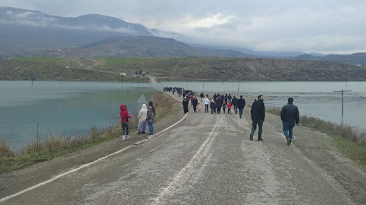 yuzlerce kisi bu ani gormek icin akin etti dakikalar icinde sular altinda kaldi yeni safak