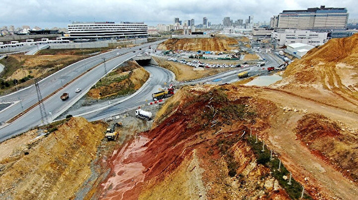 İBB şehir hastanesinin yol inşaatlarını durdurdu: Yolu kapattıklarından sonra toplu taşımadan inen yaşlı bir amca ile 16 yaşındaki genç öldü