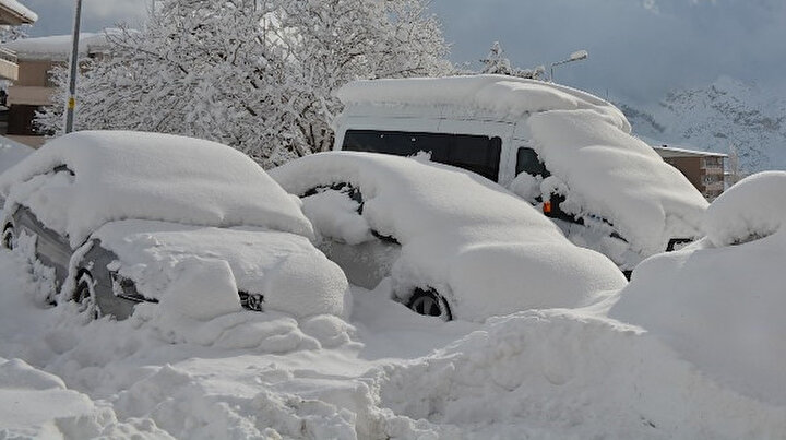 Hakkaride evler ve araçlar kara gömüldü hayat durma noktasına geldi