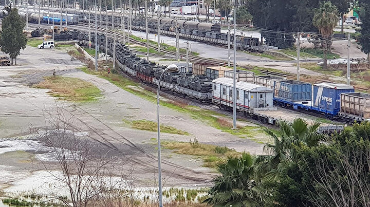 İskenderun’a trenle gelen askeri araçlar sınıra gönderildi