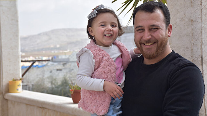 Suriyeli minik Selva babasıyla 6 aydır savaş oyunu oynuyor