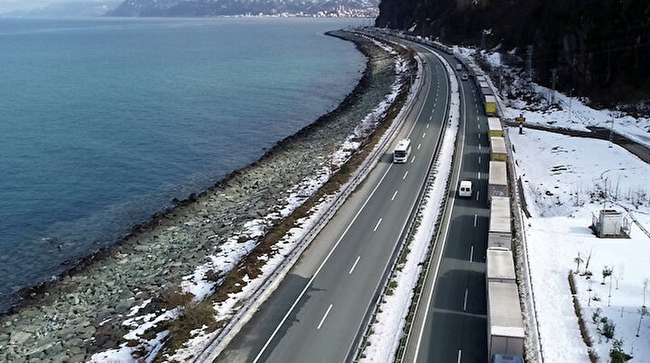 Sarp Sınır Kapısındaki TIR kuyruğu Fındıklıya kadar ulaştı