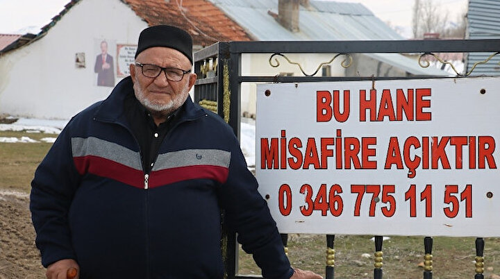 Misafir ağırlayabilmek için evinin bahçe kapısına tabela astı