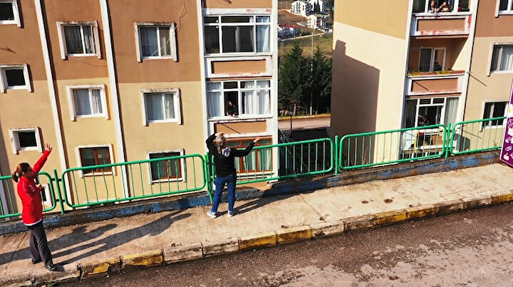 Sıkılınca mesaj attı insanlara sokaktan egzersiz yaptırdı