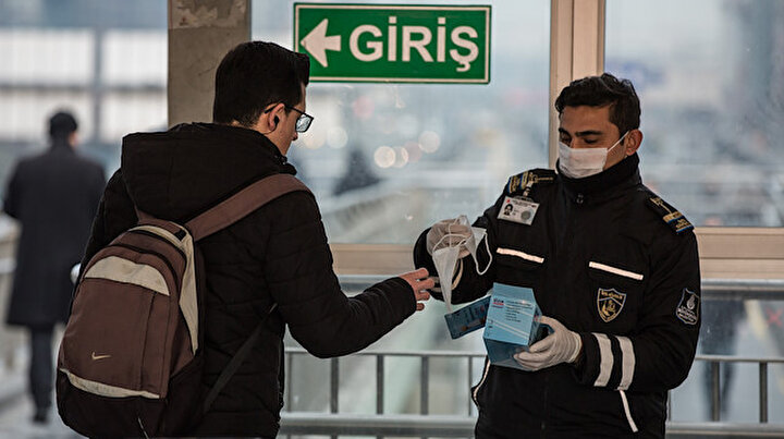 İstanbulda toplu taşımada maskeli dönem başladı: Güvenlik noktalarında ücretsiz dağıtıldı