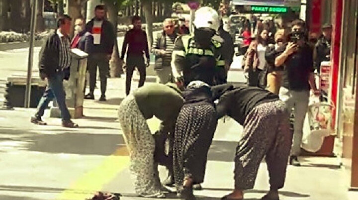 Polisi nelerle uğraştırıyorlar: Dilenciler saç saça baş başa kavgaya tutuştu