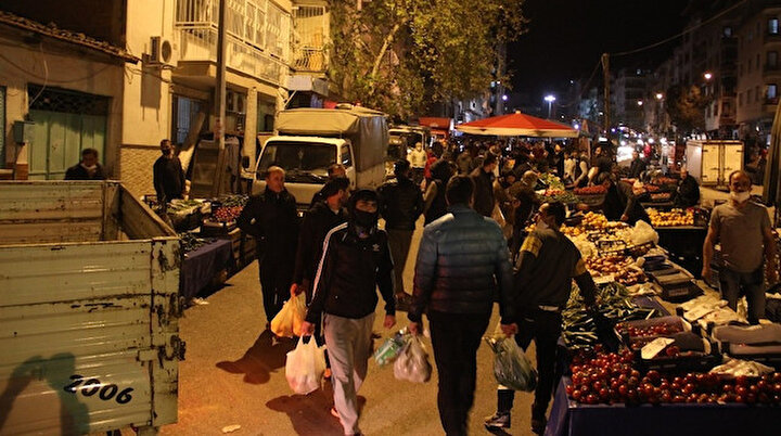 Sokağa çıkma yasağına saatler kala kurulan gece pazarı yoğun ilgi gördü: Vatandaş sosyal mesafe dinlemedi