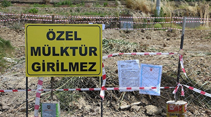 56 yıllık yolu kapattı: Tapu senedini tel örgüye astı 