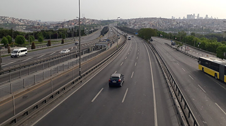 4 günlük sokağa çıkma yasağı başladı: İstanbulda yollar ve meydanlar boş kaldı