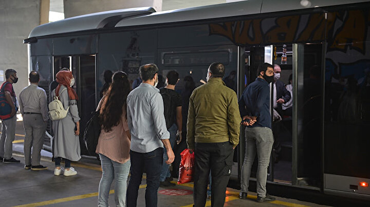 Metrobüslerde Pazartesi sabahı yoğunluğu: Otobüslerin sefer sayılarında da bir sıkıntı var gibi görünüyor
