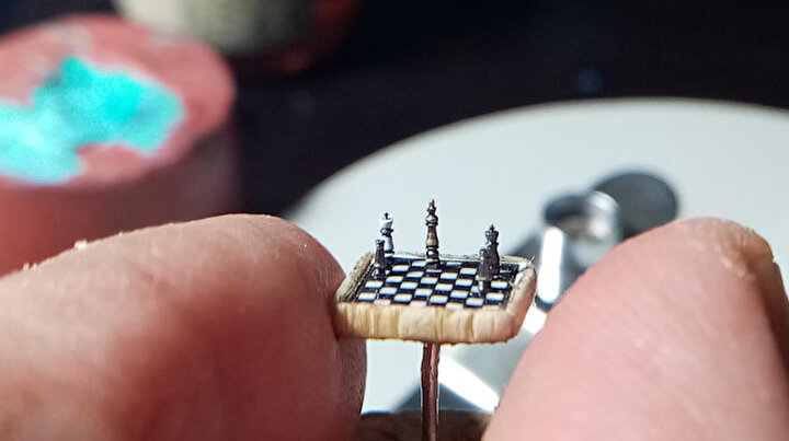Adını rekorlar kitabına yazdıracak: Dünyanın en küçük satranç takımı