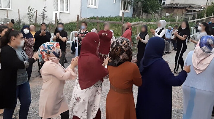 Ölümle halay ediyorlar