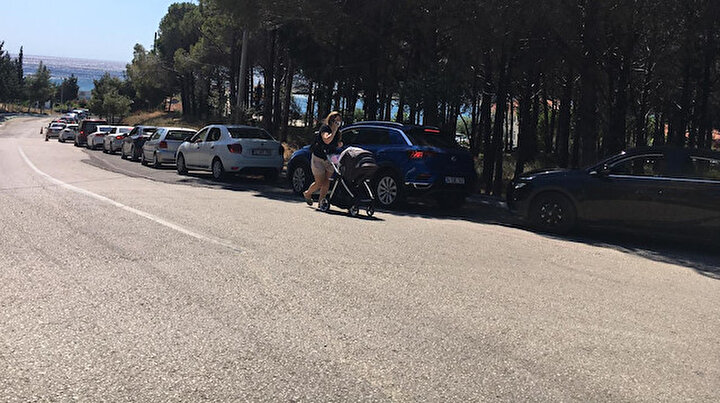 Gökçeada ve Bozcaadaya gidecek tatilciler, feribot iskelesinde araç kuyruğu oluşturdu