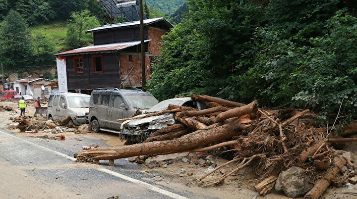 Rize’de şiddetli yağış: İlçe merkezi suya gömüldü