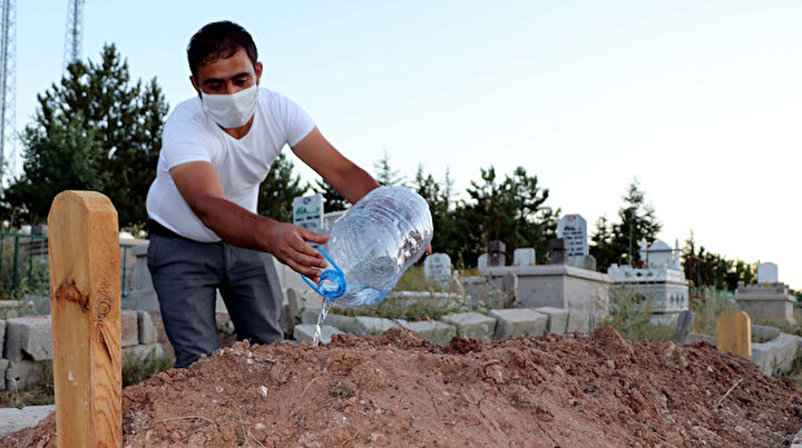 36 gün sonra koronavirüsü yendi babasının mezarına koştu: Bu hastalığı hafife almayın!