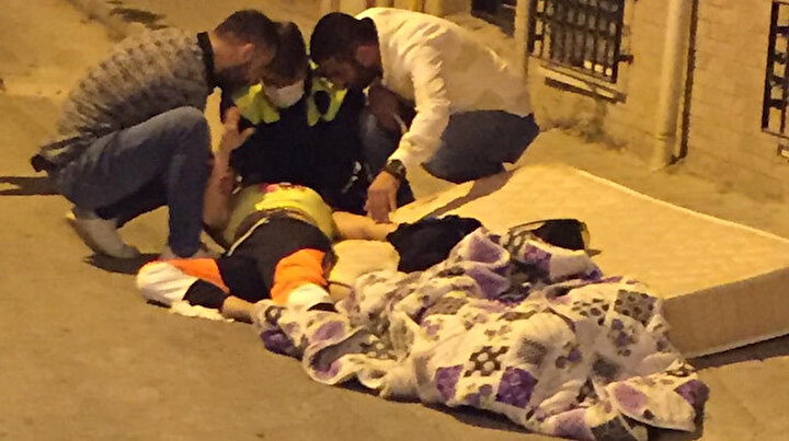 Çarşafla üçüncü kattan indi: Etraftakiler yatak üstüne battaniye gererek kurtardı
