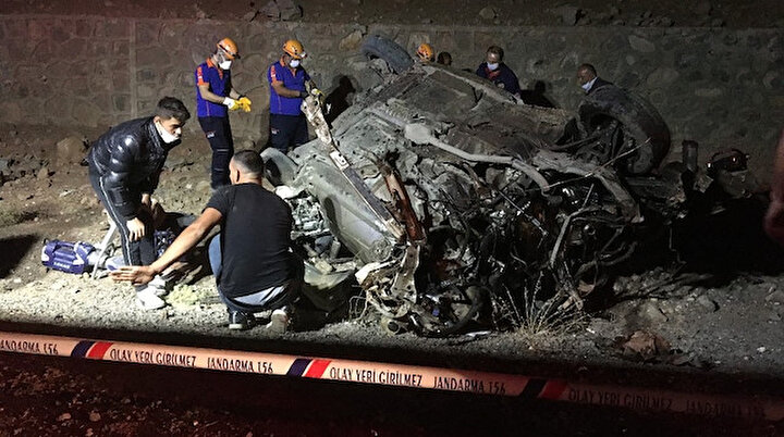 Araba virajdan çıkınca olanlar oldu: 3 ölü, 2 yaralı