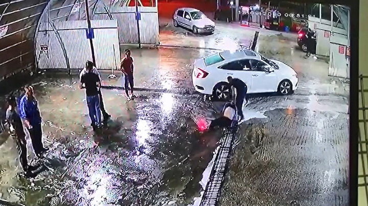Önce dövüldü sonra araçtan atıldı: Başka bir aracın da çarptığı adam yaşam mücadelesi veriyor