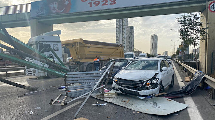 İstanbulda korkunç kaza: Kartal D-100de vinç, üstgeçitteki reklam panosunu devirdi, arabalar altında kaldı