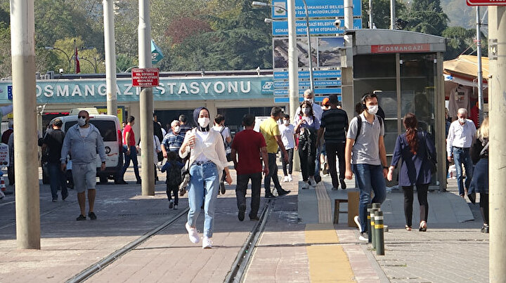 En riskli illerin başında gelen Bursada maskesiz yakalanan gençten maske takmayanlara sitem