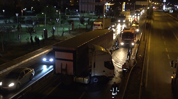 Bariyerlere çarptı litrelerce mazot yola döküldü: İtfaiye hazır bekledi