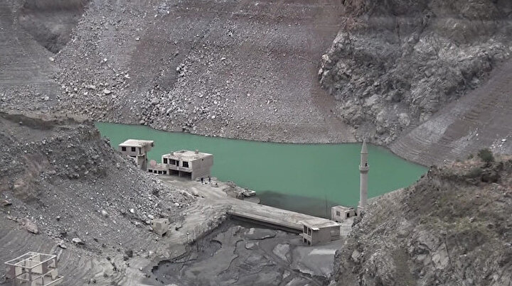 Artvinde korkutan görüntü: Baraj suları çekilince ortaya çıktı