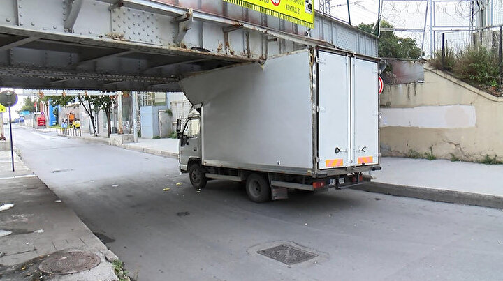 Azami yüksekliğe uymayan kamyonet üst geçide sıkıştı