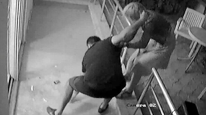Rus kadına dehşeti yaşattı: İş yerinin camlarını kırıp şiddet uyguladı
